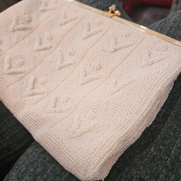 Vintage Saks Fifth Ave Mother of Pearl Beaded Twist Lock Lined Ivory Clutch - Picture 4 of 9